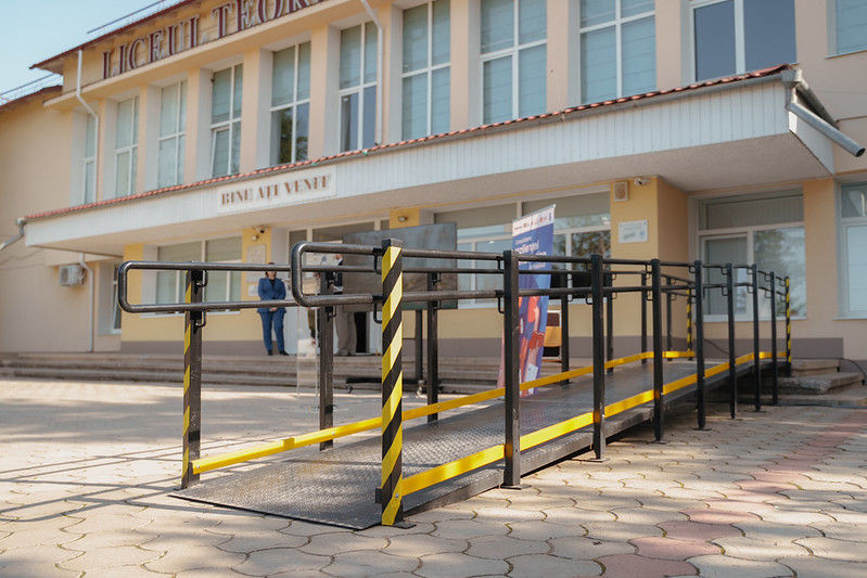 В зданиях с избирательными участками появятся 30 новых пандусов.