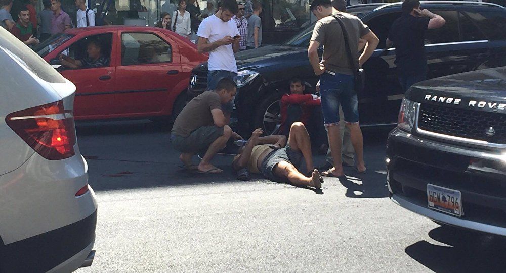 În centrul Chișinăului un om a fost spulberat de o mașină de lux. Foto: Sputnik/ Vadim Petrachi