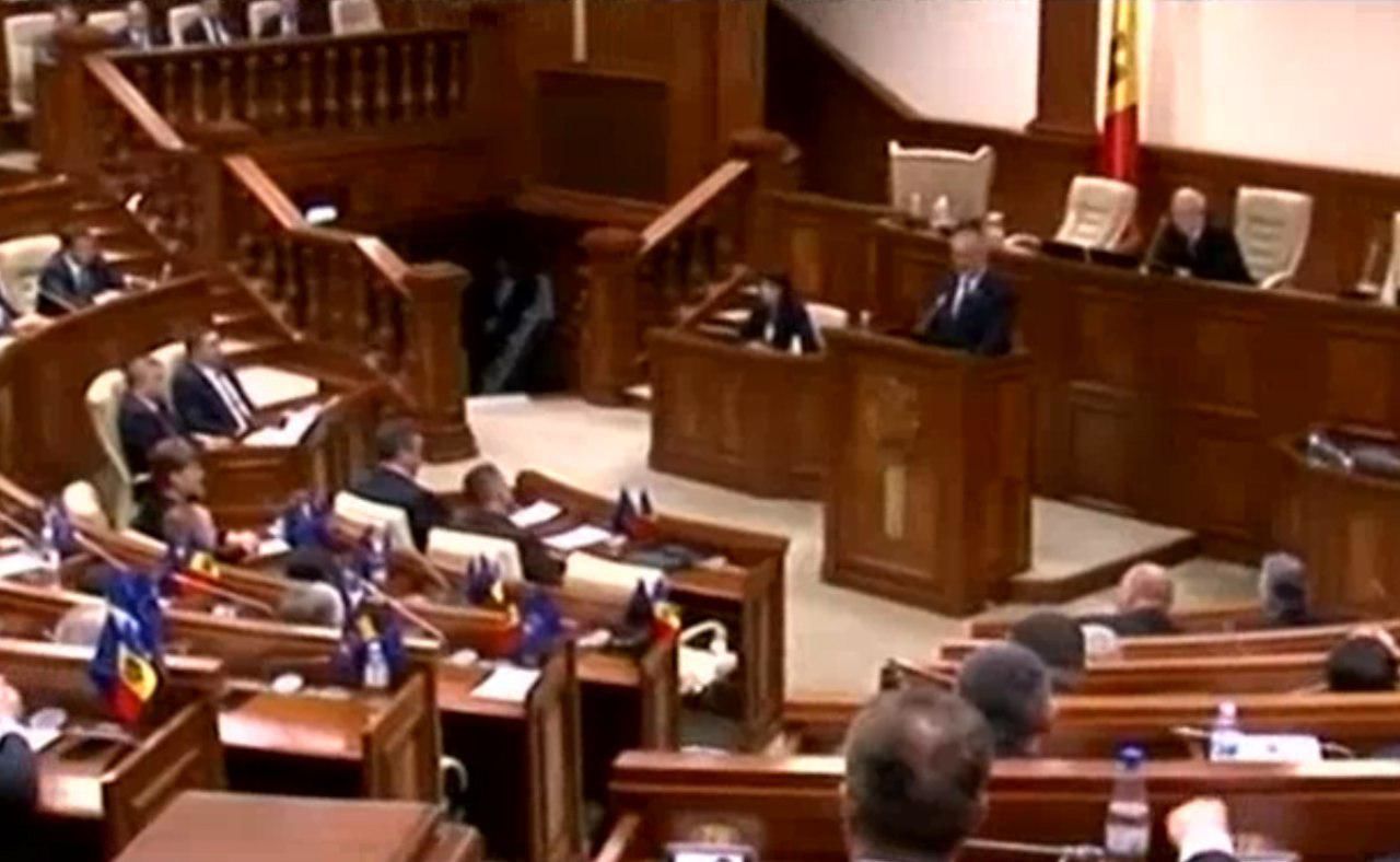 Эксперты призывают разработать Кодекс поведения для депутатов.