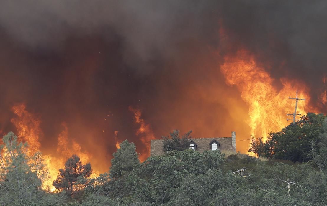 Iadul din SUA: Şi-au abadonat casele și au fugit de flăcările uriașe. Foto: bzi.ro