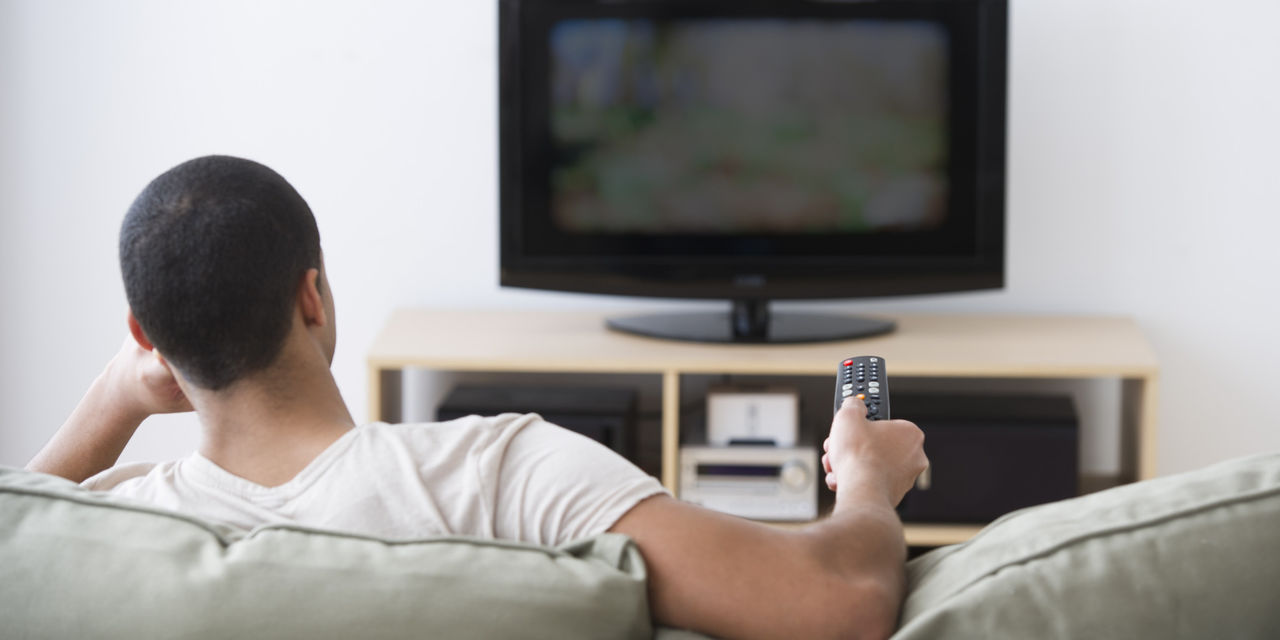 82% din moldoveni se uită la buletinele de știri de la TV. Foto: mic.com