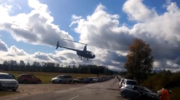 Tragedie aviatică. Un elicopter civil s-a prăbuşit la un raliu. Foto: antena3.ro