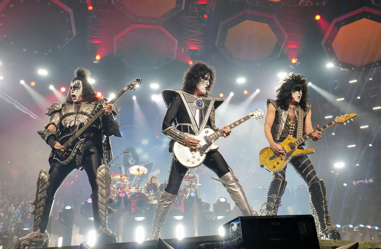 Группа Kiss продала бренд, образы и песни за $300 млн компании Pophouse