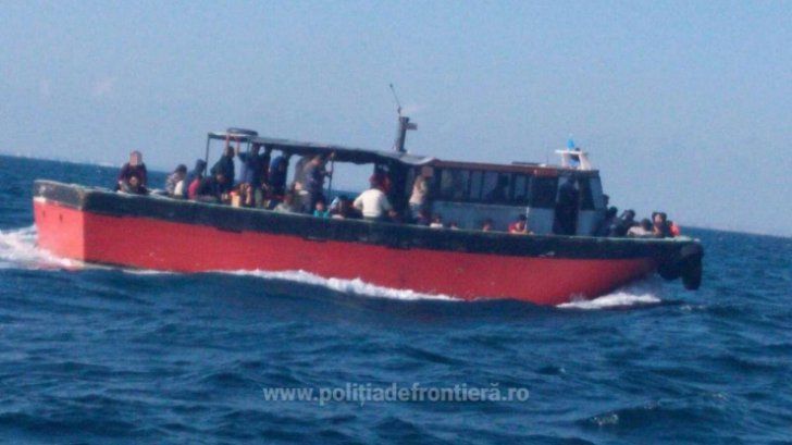 Navă cu 87 de refugiaţi, printre care 23 sunt copii, interceptată. Foto: realitatea.net