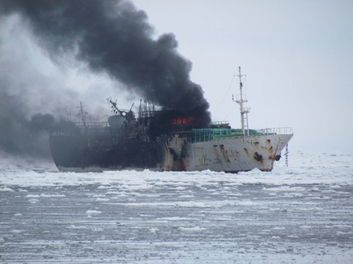Un grup de traficanţi care transportau 30 de tone de haşiş în Marea Mediterană au dat foc încărcăturii.