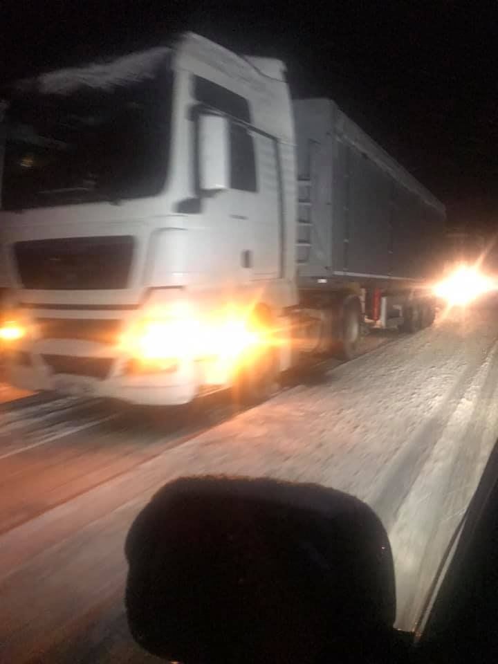 У села Яблоана Глодянского района в него попали пять грузовиков, так как дороги покрыла гололедица. 