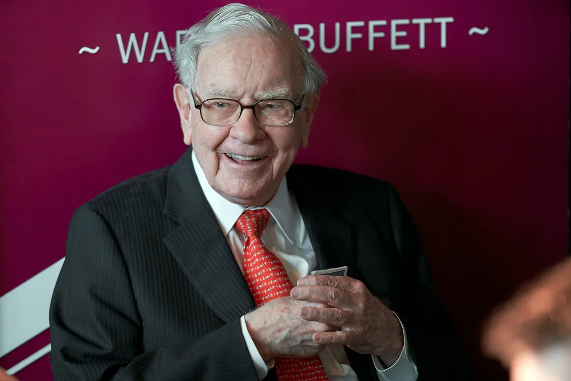 Warren Buffett își vinde acțiunile la băncile americane.