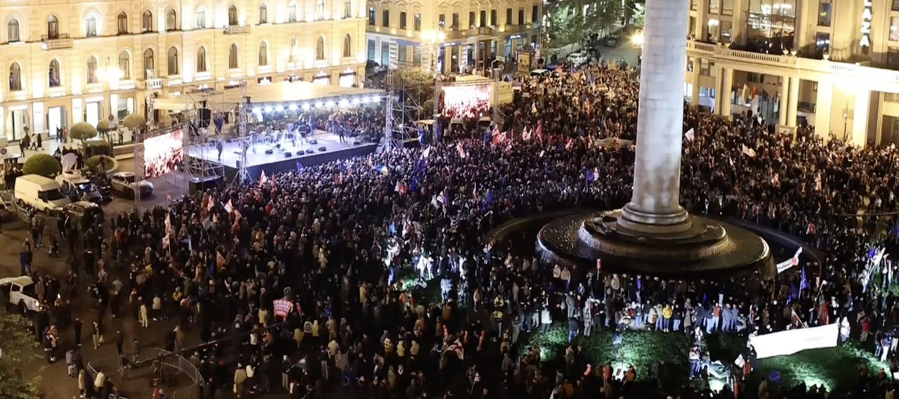 В Тбилиси люди вышли на митинг в поддержку евроинтеграции.