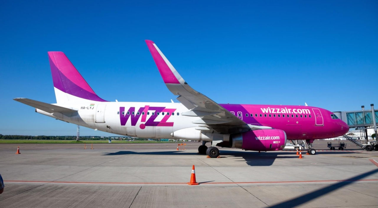 Десятки тысяч пассажиров Wizz Air пострадали от отмены рейсов.