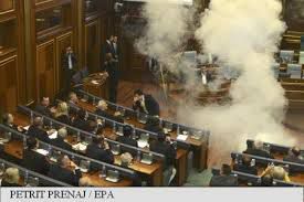 Gaze lacrimogene în parlament, contra acordului cu Serbia. Foto: agerpres.ro