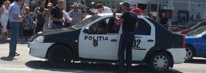 O maşină a poliţiei a lovit o tânără pe zebră. Foto: protv.md