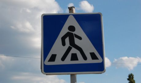 Tinerii au fost reţinuţi de poliţie şi ar putea să se aleagă cu un dosar penal pentru huliganism. Foto: jurnal.md