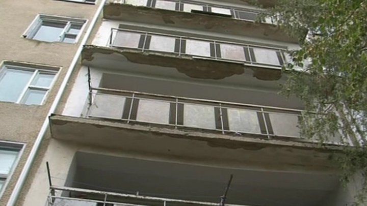 Camere ale căminului Școlii Profesionale din Cimișlia: Fisuri şi paturi uzate. Foto: canal2.md