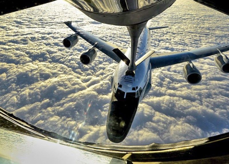 Американский стратегический самолет-разведчик RC-135V в субботу в очередной раз подлетел к границам Калининградской области.