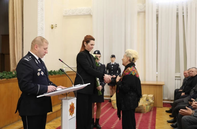 Анна Ревенко вручила награды ветеранам МВД.