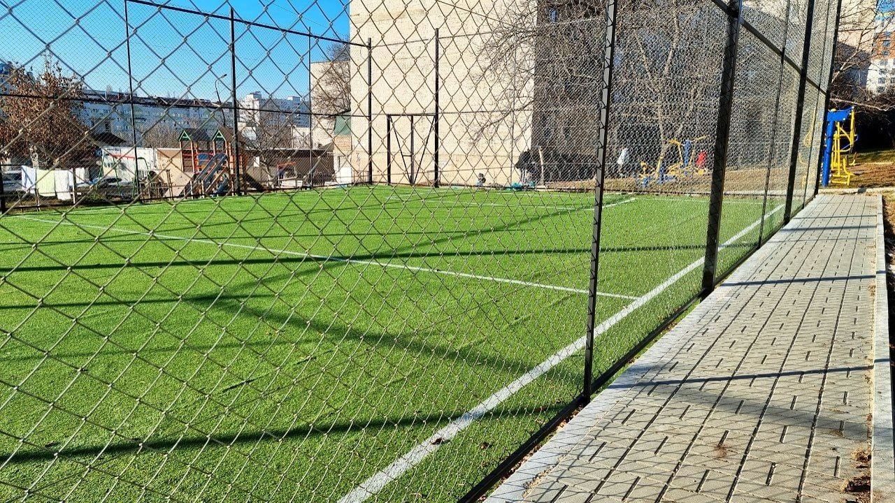 В столице продолжается обустройство спортивных площадок.