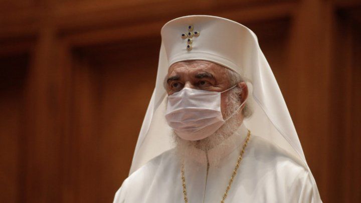 Патриарх Румынской православной церкви сделал прививку от COVID-19.
