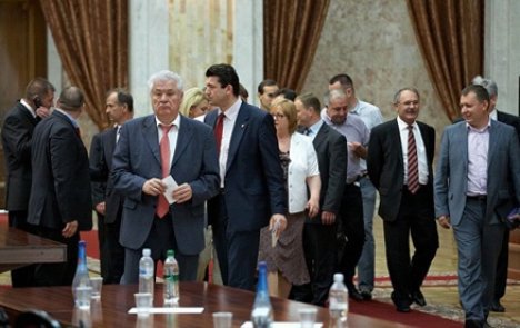 Руководство компартии во всем винит демократов и либерал-демократов, утверждая, что они шантажом или деньгами переманивают к себе людей из ПКРМ.