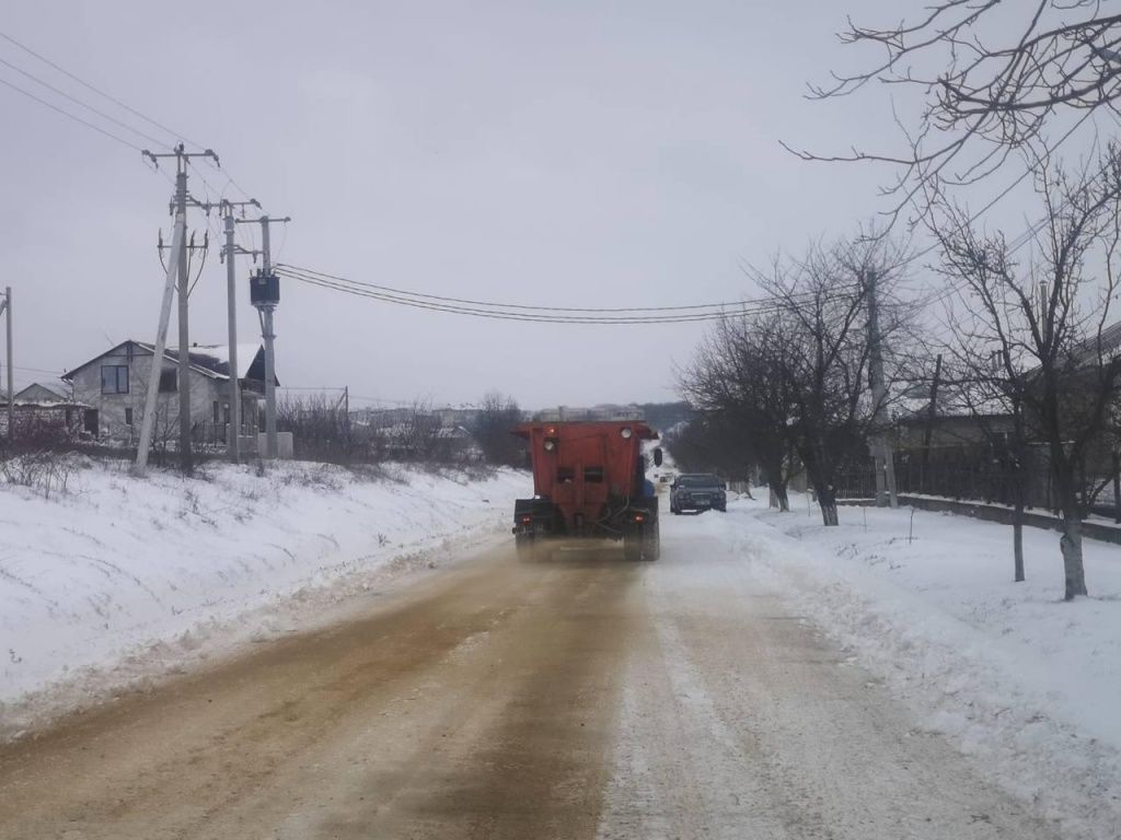 В Оргееве оперативно расчищают дороги и тротуары от снега.