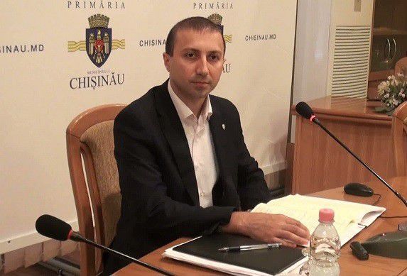 Сам чиновник не считает себя виновным.