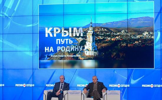 Автор фильма «Крым. Путь на Родину» Андрей Кондрашов и генеральный директор агентства «Россия сегодня» Дмитрий Киселев Фото: РИА Новости.