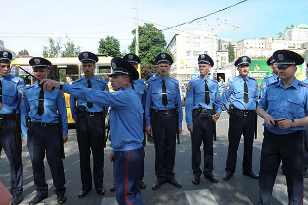 Разнимать торговцев пришлось милиции. Фото: ru.tsn.ua