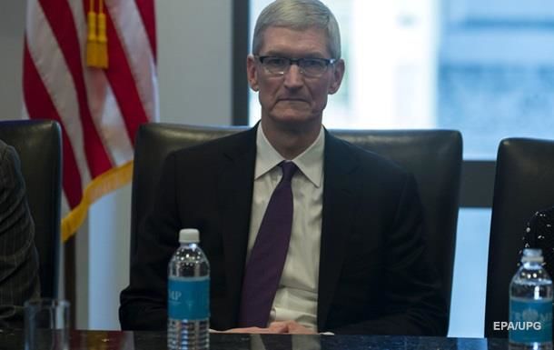 Apple урезала зарплату Тиму Куку.