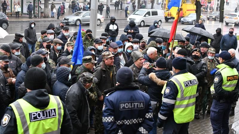 Протест у МВД: Ветераны требуют отставки главы ведомства Войку.