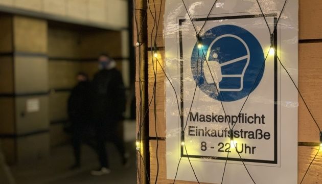 В Минздраве ФРГ настаивают на сокращении контактов для преодоления пандемии.