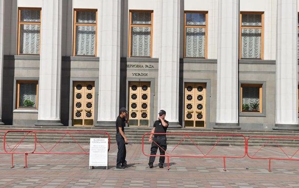 Ранее депутаты приняли решение работать без перерыва.