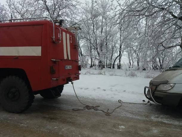 На опасных участках дежурят спасатели и пожарные. 