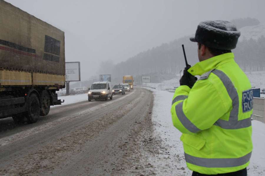 Toţi participanţii la trafic urmează să circule cu luminile aprinse ziua şi noaptea, cu pneuri de iarnă. 