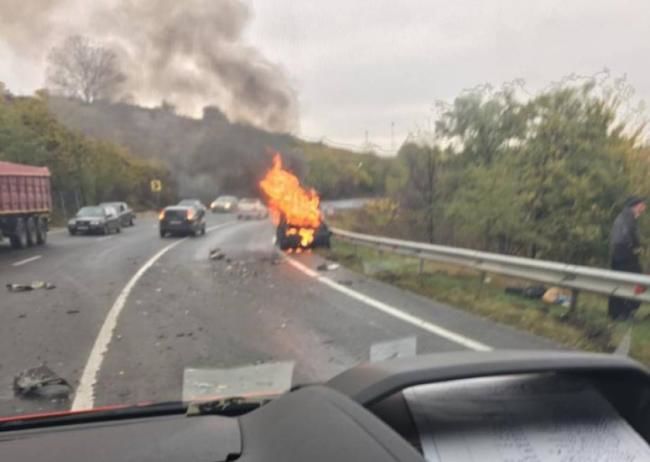 O maşină a luat foc după un impact frontal cu un TIR. 