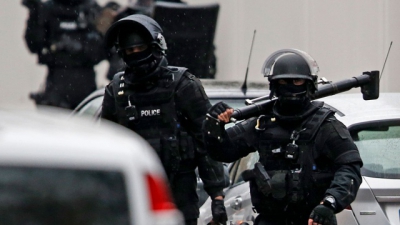 Tensiunile cresc în Franţa. Două explozii s-au produs noaptea trecută la Paris.