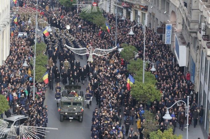 Pe ultimul drum. Regele Mihai, aplaudat pe traseul spre Patriarhie. Foto: protv.ro