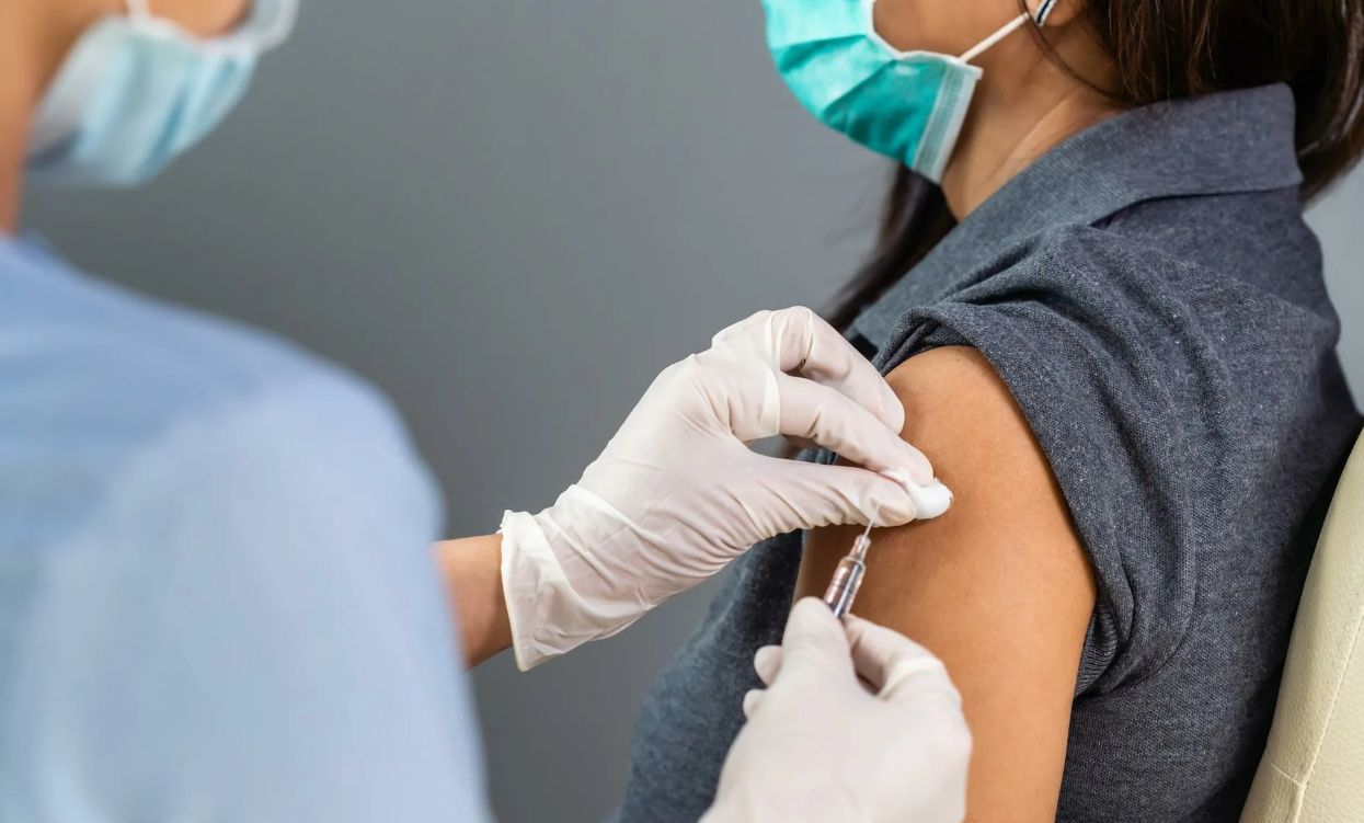 Ученые Сингапура: Перенесшие COVID-19 должны вакцинироваться.