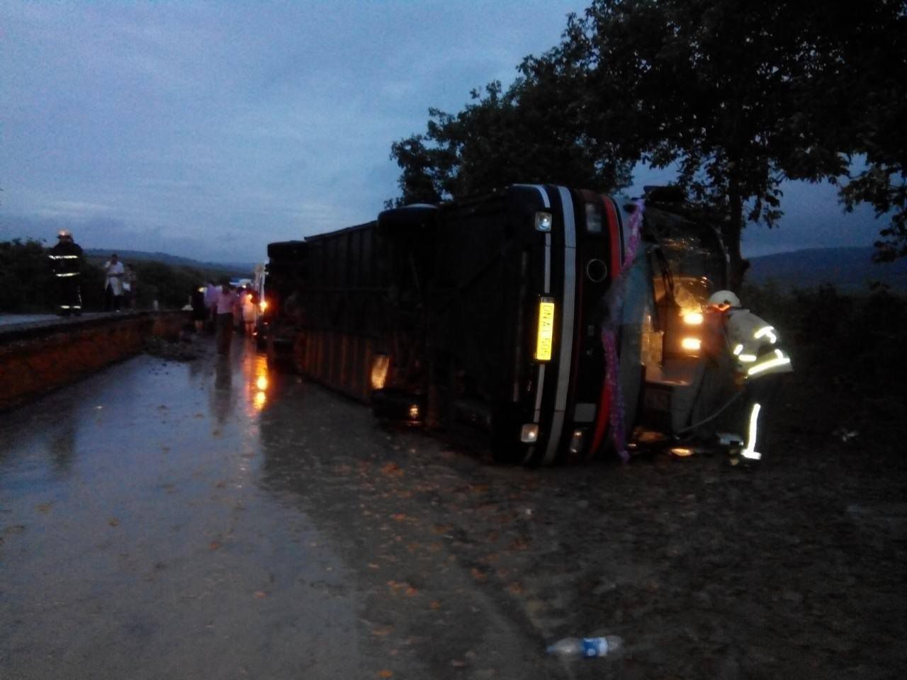 Autocar de pe ruta Chișinău-Ungheni, cu 40 de pasageri s-a răsturnat. Sunt răniţi. Foto: today.md