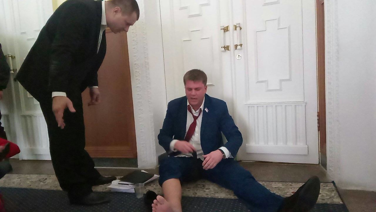 В Харькове охранники Кернеса вынесли из зала бывшего депутата.