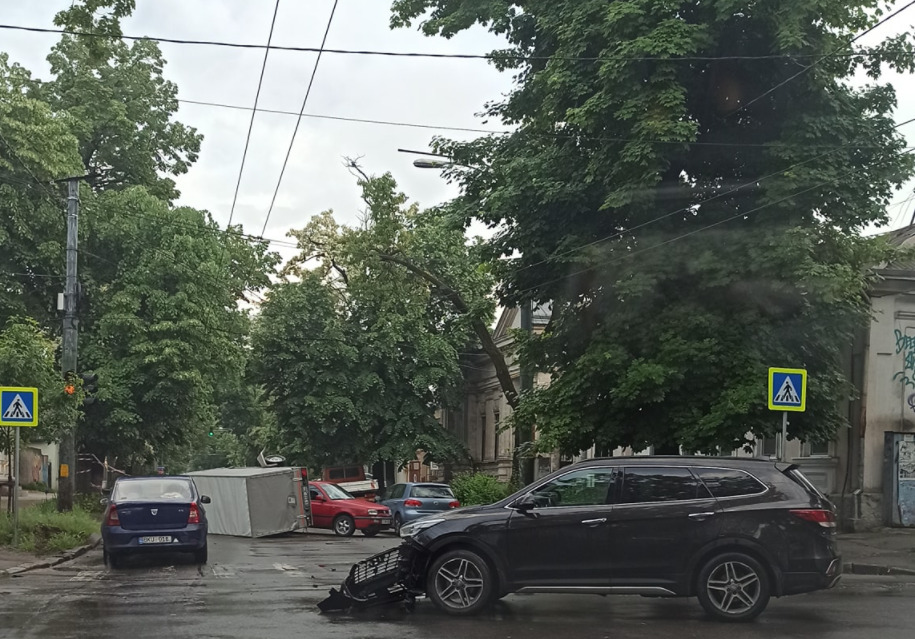 Утром в центре столицы произошла авария: Перевернулся прицеп