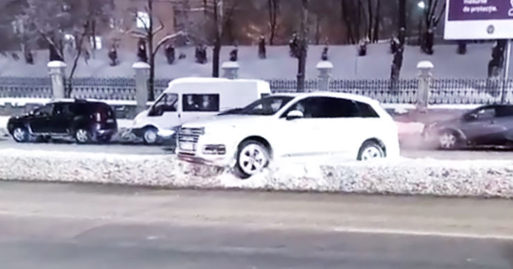 Водитель пытался развернуться посреди виадука и застрял.