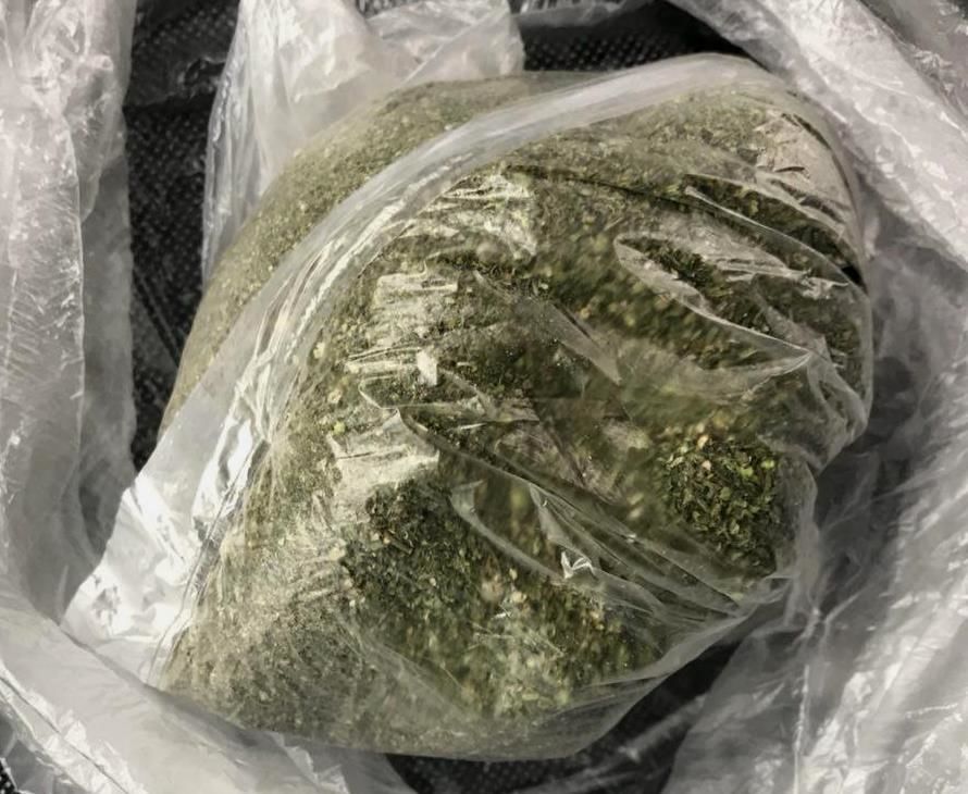 Profit de sute de mii de lei: Comercializau marijuană și paie de mac