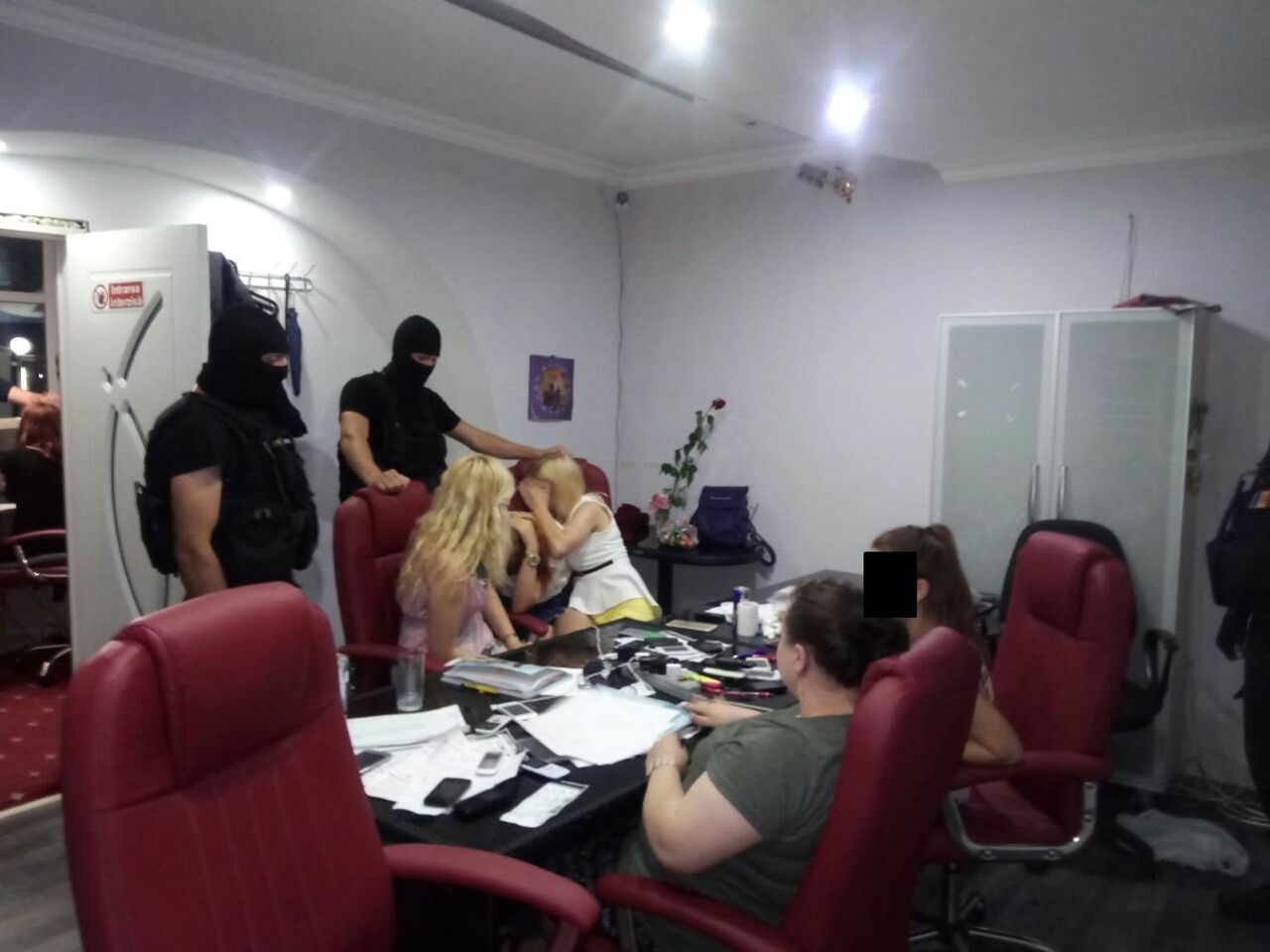 В одном из проверенных заведений были обнаружены жрицы любви, предлагающие услуги эротического массажа. Фото: politiacapitalei.md.