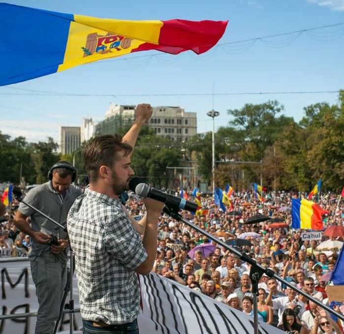 В то же время, исполнитель говорит, что многих артистов запугивали приближенные к власти люди.
