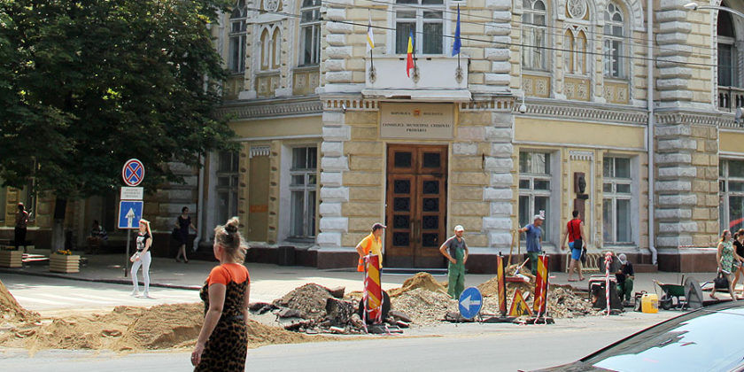 Reparaţia principalei artere din Capitală va fi gata abia la mijlocul anului viitor. Foto: zdg.md