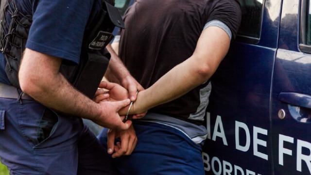 Мужчина задержан и помещен в изолятор временного содержания, после чего будет экстрадирован.