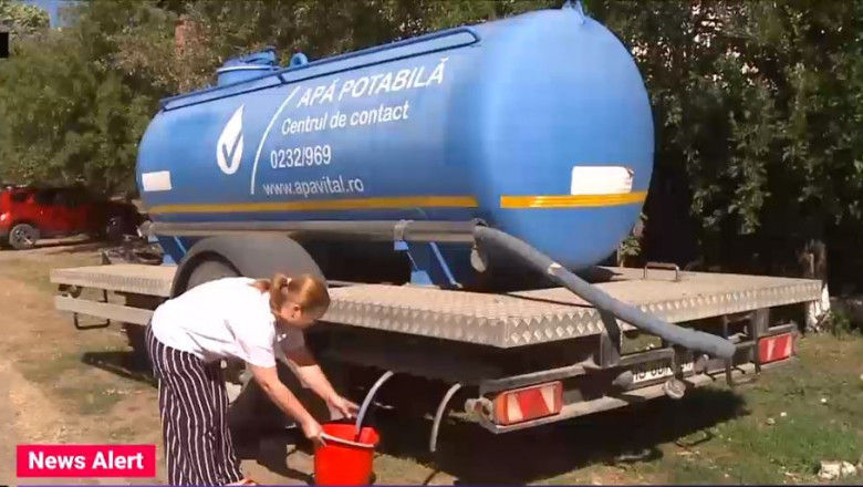 В некоторых селах Румынии три недели нет воды: ее привозят в цистернах.