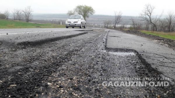 Выйдя из поворота, водители едва успевают сбросить скорость, чтобы объехать ямы на асфальте.