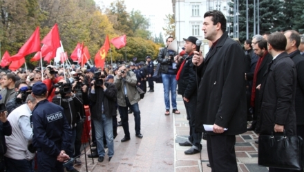 Лейтмотивом протестов в этот четверг было «осуждение преступных деяний правящего режима», как выразился один из депутатов-коммунистов на ступенях Дворца республики.