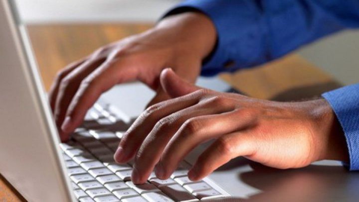 Una din trei persoane îți spionează partenerul în mediul virtual