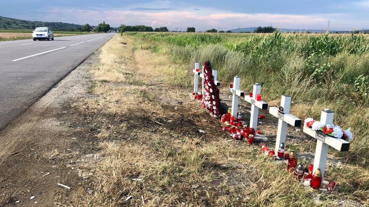 На участке трассы в Румынии крестов больше, чем километровых столбиков.